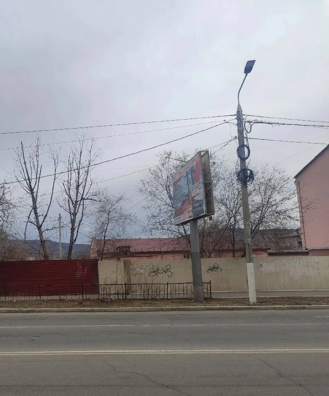 В Чите снесли каменное строение в районе пересечения Амурской и 9-го Января. Минкульт Забайкалья отметил, что дом не значился в реестре памятников — демонтаж был согласован и проведён по оформленным разрешениям.
