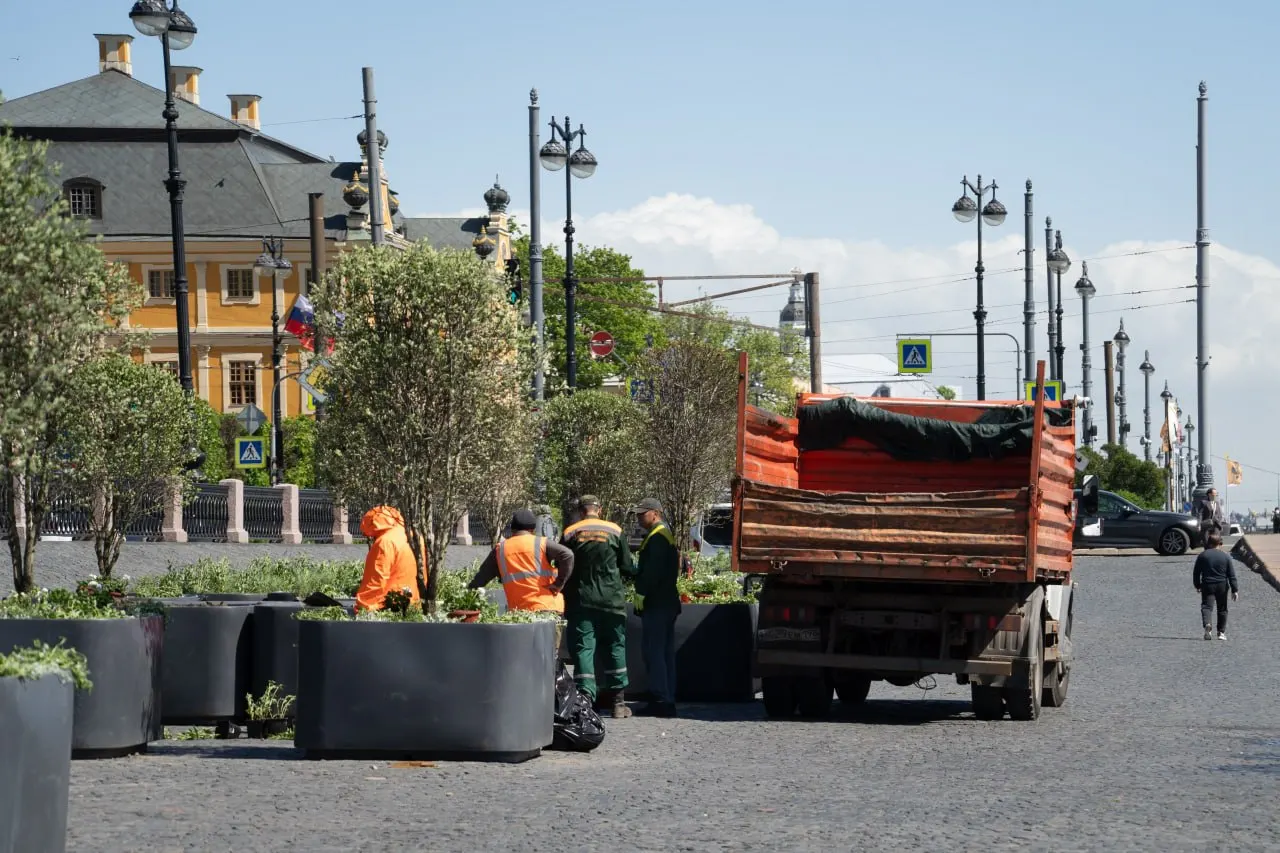 В Петербурге начали монтаж сада‑трансформера на Университетской набережной. Ещё один объект планируют на набережной Лейтенанта Шмидта, а возле Исаакиевского собора работы ведутся с прицелом на открытие к 27 мая.
