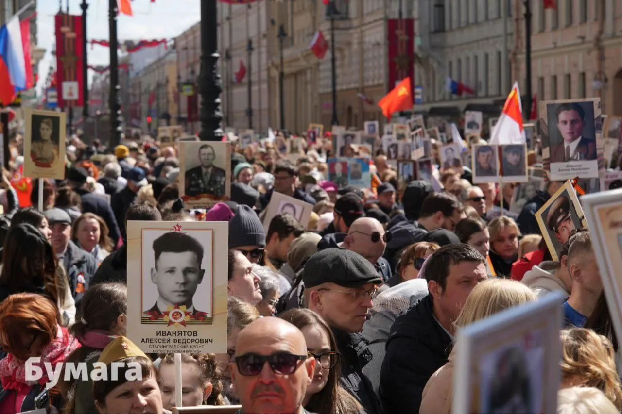До 12:00 проспект можно пересечь по ряду переходов, затем он будет полностью закрыт для тех, кто не участвует в шествии «Бессмертного полка».