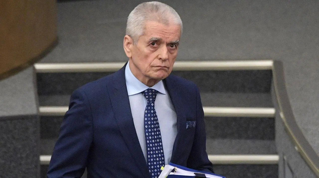 Геннадий Онищенко рассказал, что в эксперименте по просьбе министра просвещения не справился с ЕГЭ, раскритиковав современный формат экзамена и отметив дефицит преподавателей для традиционных проверок.