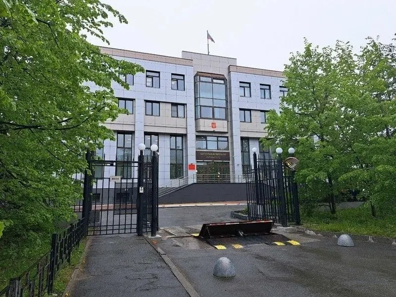 Центральный окружной военный суд Екатеринбурга назначил мужчине штраф 400 тыс. руб. и запрет администрировать интернет‑ресурсы на два года за комментарий в соцсети, который суд признал публичным оправданием терроризма. Комментарий был оставлен под публикацией о поджоге военкомата.
