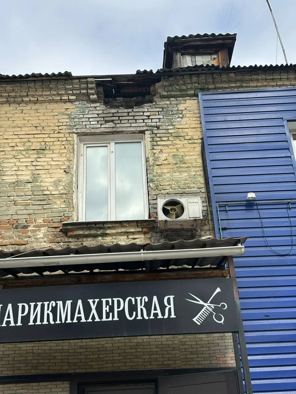 На улицах Эмилии Алексеевой и Северо-Западной в Барнауле с фасадов многоквартирных домов осыпаются штукатурка и выпадают кирпичи; жители потребовали от управляющих компаний срочного ремонта.