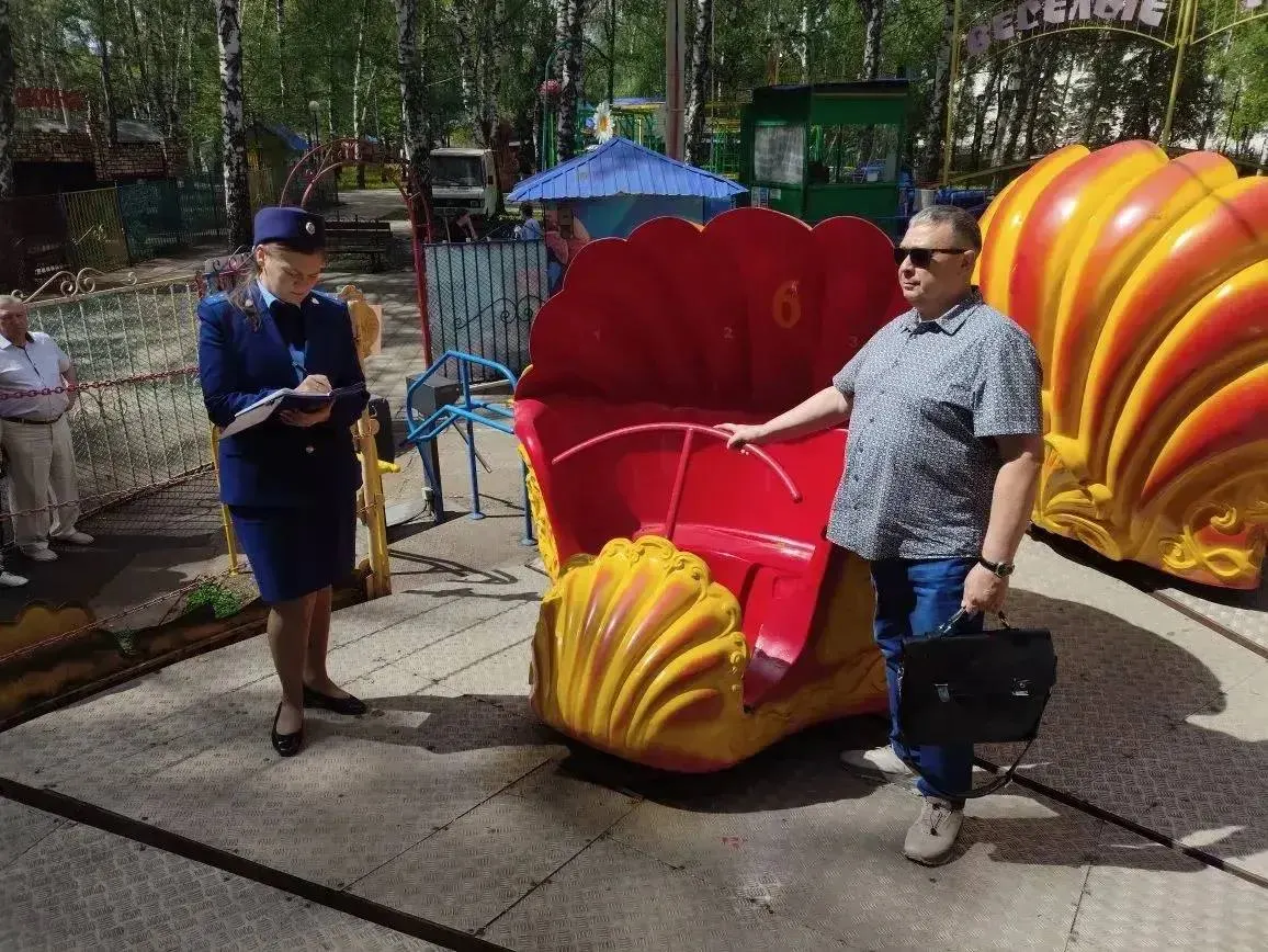 Прокуратура Стерлитамака проводит проверку технического состояния и соблюдения правил безопасности аттракциона «Вальс-ракушка». В ведомстве опубликовали фотографии карусели в рамках проверки.