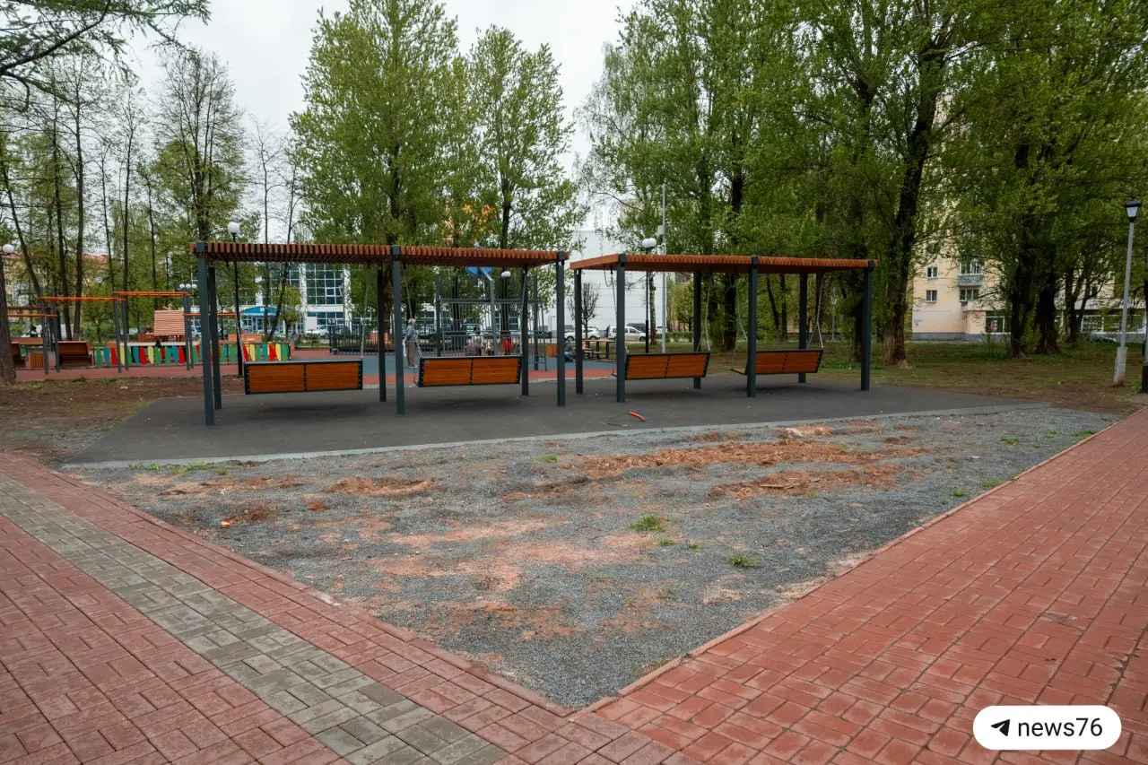Сквер 950‑летия Ярославля благоустроили в ноябре 2025 года: здесь появились новые игровые и спортивные площадки, лавочки и качели. Смотрим фото.