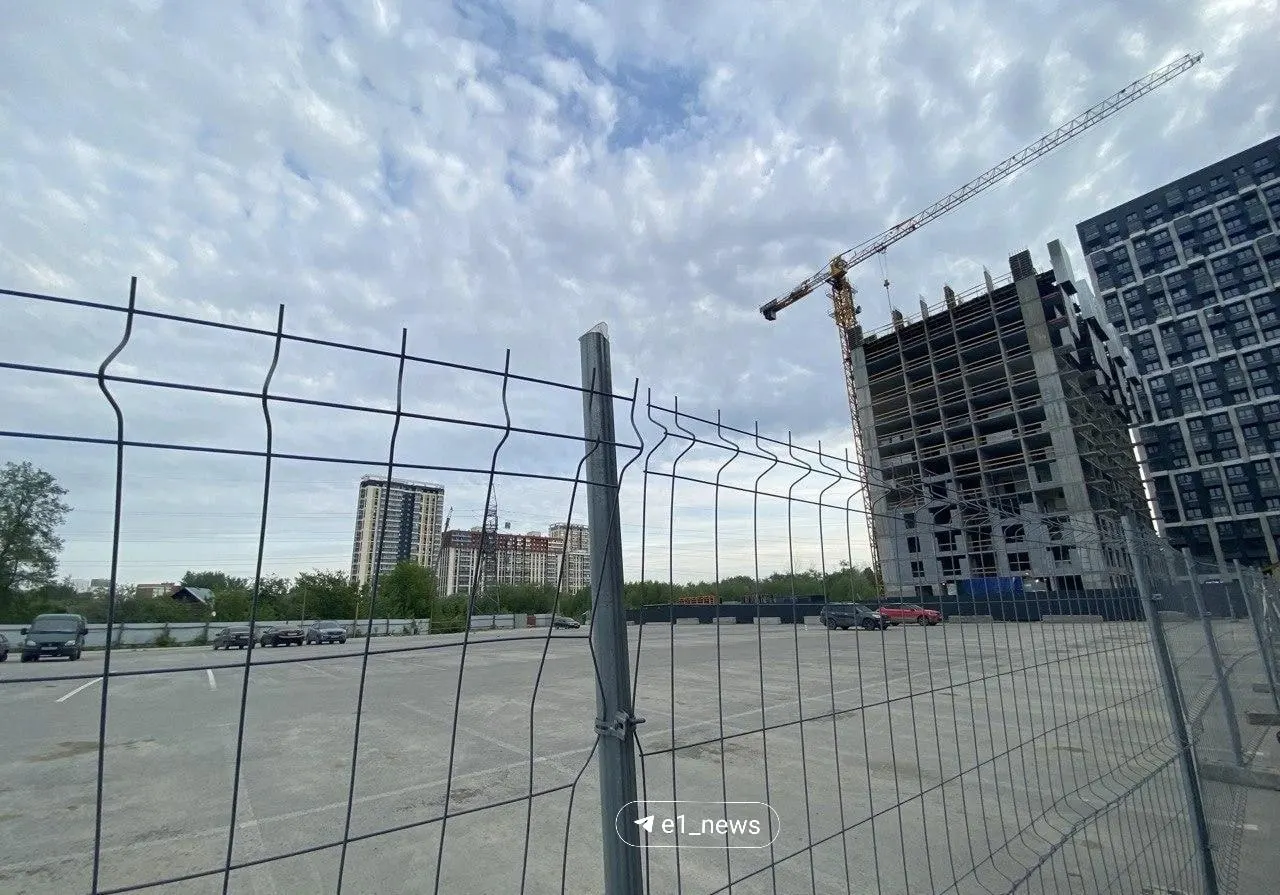 Бесплатную наземную парковку оградили для строительства многоуровневого платного паркинга на более чем 700 мест. Жителям предложили временную стоянку в пяти минутах ходьбы, но мест на ней явно не хватает — особенно после 22:00.