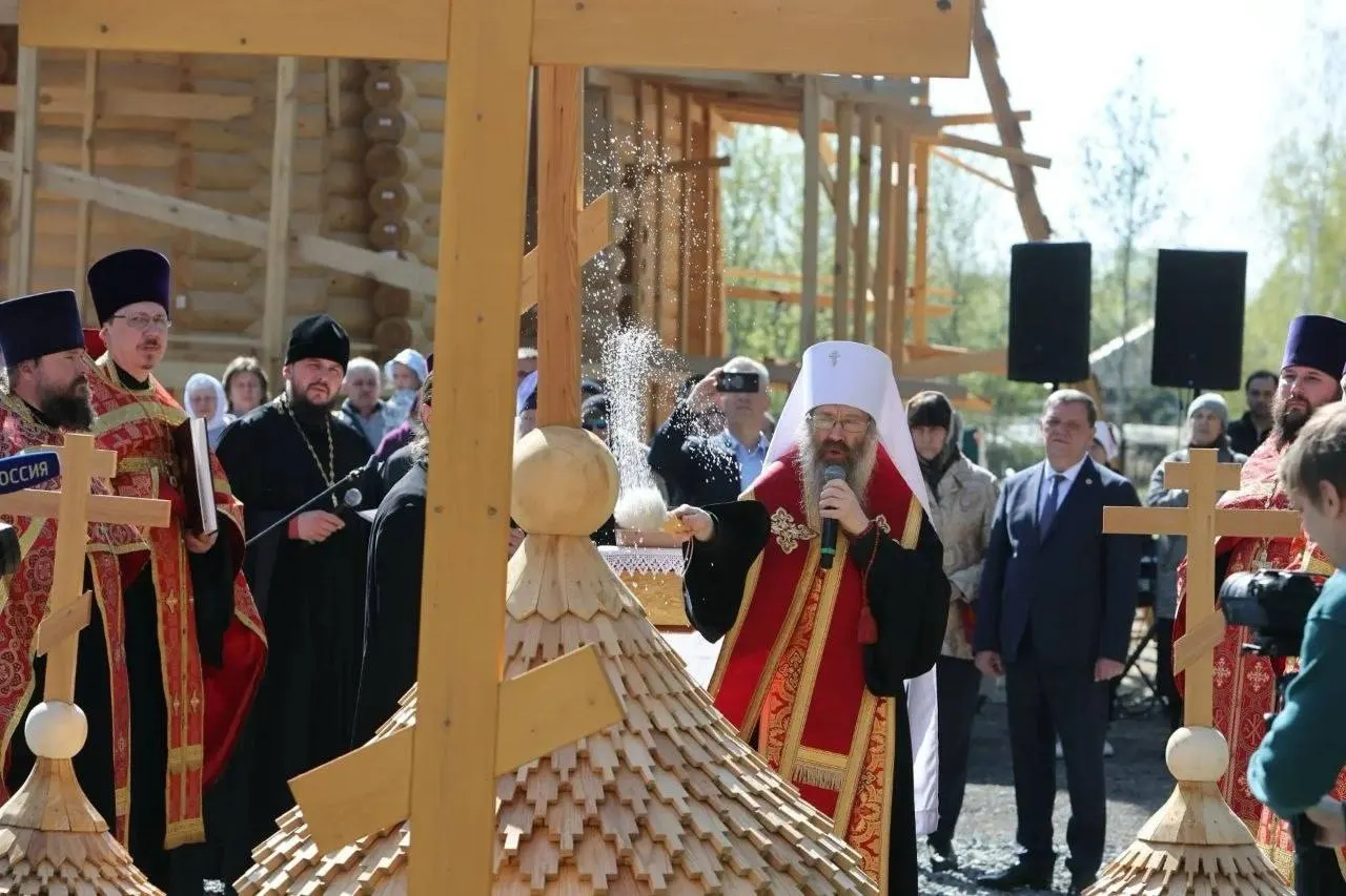 Митрополит Ростислав 19 мая освятил купола и кресты для нового деревянного храма в поселке Хромовка. В церемонии участвовали губернатор, бывший уполномоченный по правам ребёнка и меценаты; строительство планируют завершить к 4 июля.