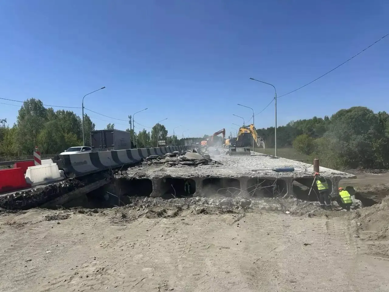 На мосту открыта только одна полоса, объезд невозможен. Дорожные службы следят за ситуацией; полное открытие проезда планируется до октября 2026 года.
