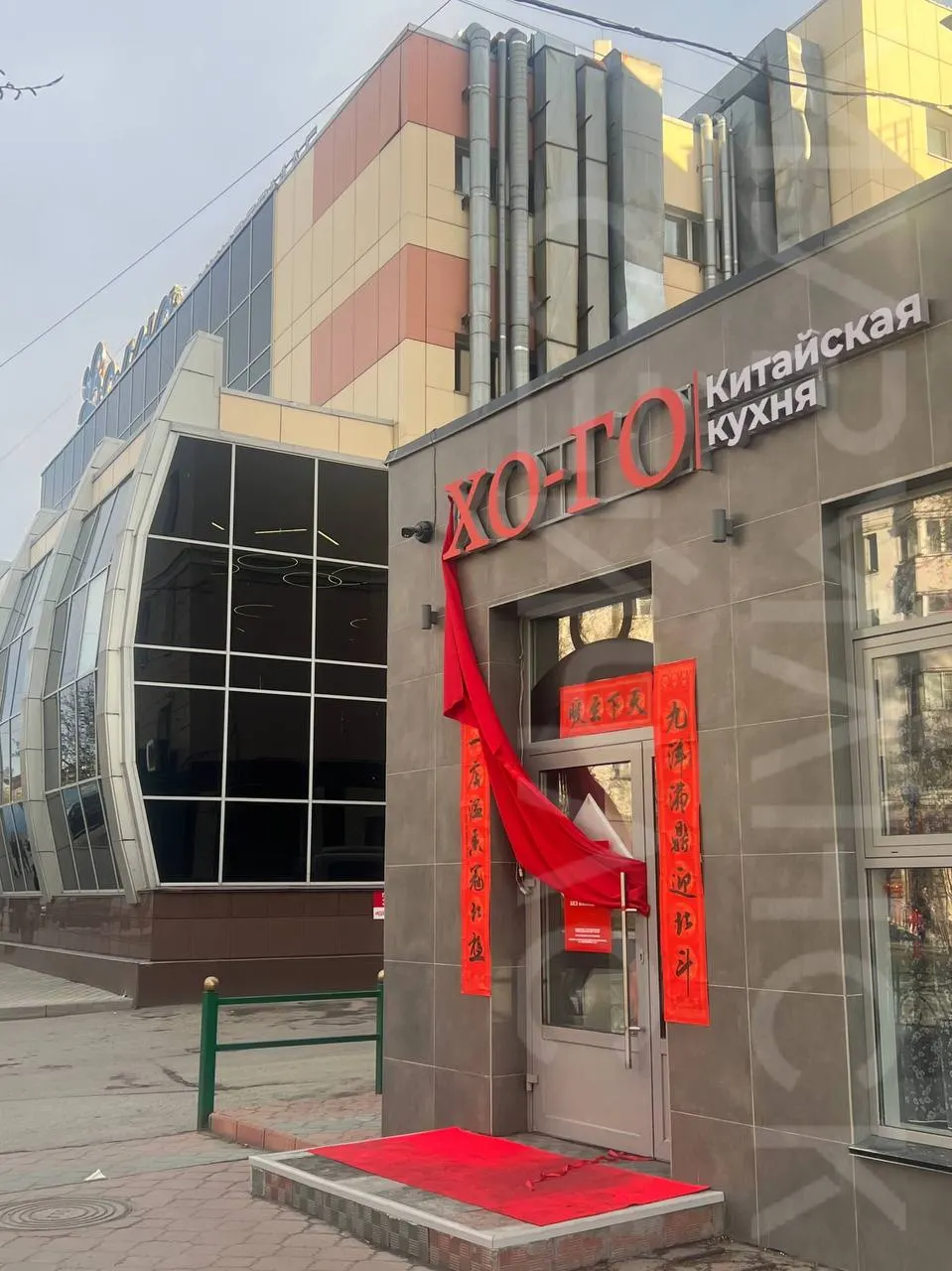 Часть помещения кафе с оформлением в стиле вагончиков переоборудуют под заведение китайской кухни. Местные обсуждают, почему формат не прижился и откуда в городе столько новых точек питания.