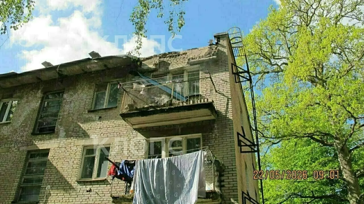 На доме по адресу Матроса Желтова, 2 отваливаются куски кровли — жильцы предупреждают о риске для прохожих и детей, а проблему пока не устранили.