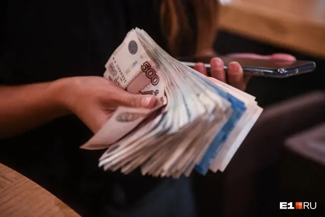 Подросток согласился на «быструю работу» в соцсети — принимать посылки и переводить деньги. Позже выяснилось, что он помогал обманщикам в хищении средств у пяти пенсионерок.