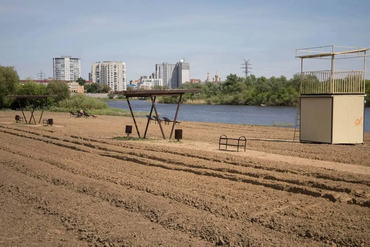 Три места в Кургане — пляж на бульваре Солнечном, «Бабьи пески» в ЦПКиО и пляж на Голубых озерах — приводят в порядок. Перед официальным открытием проверят воду и песок.