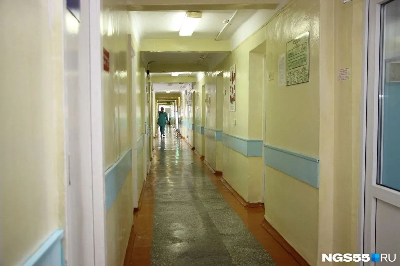 В поликлинике на Нахимова основной флюорограф вышел из строя, пациенты не могут пройти обследование; в министерстве сообщили о заявке на закупку и возможности пройти флюорографию на мобильном комплексе.