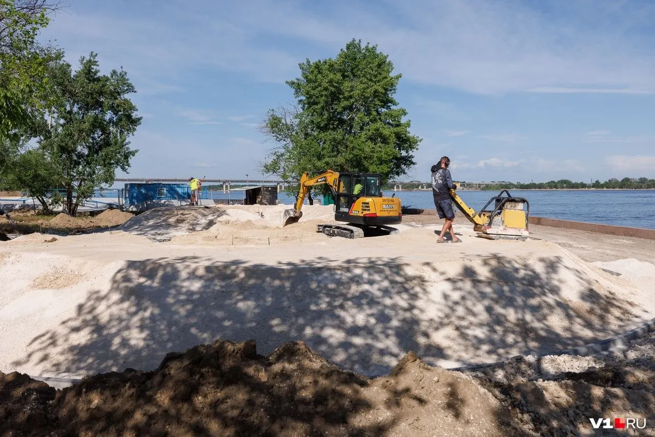 На набережной в створе улицы 7‑й Гвардейской возводят скейт‑площадку и памп‑трек стоимостью 22 млн рублей. Работы ранее приостанавливали; окончание строительства по табличкам — 1 августа 2026 года.