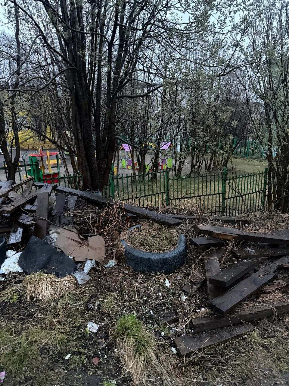 Возле детского сада №73 на ул. Павлика Морозова в Мурманске образовалась неубранная свалка; местные опасаются за здоровье детей и риск пожара.
