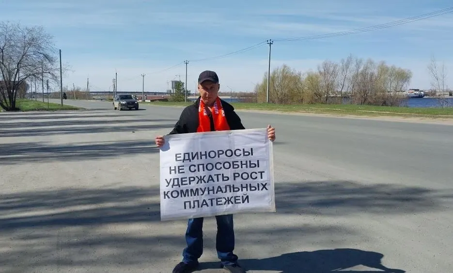 Житель Балаково провёл одиночную акцию протеста из‑за роста платы за жилищно‑коммунальные услуги; на плакате критика в адрес «Единороссов».