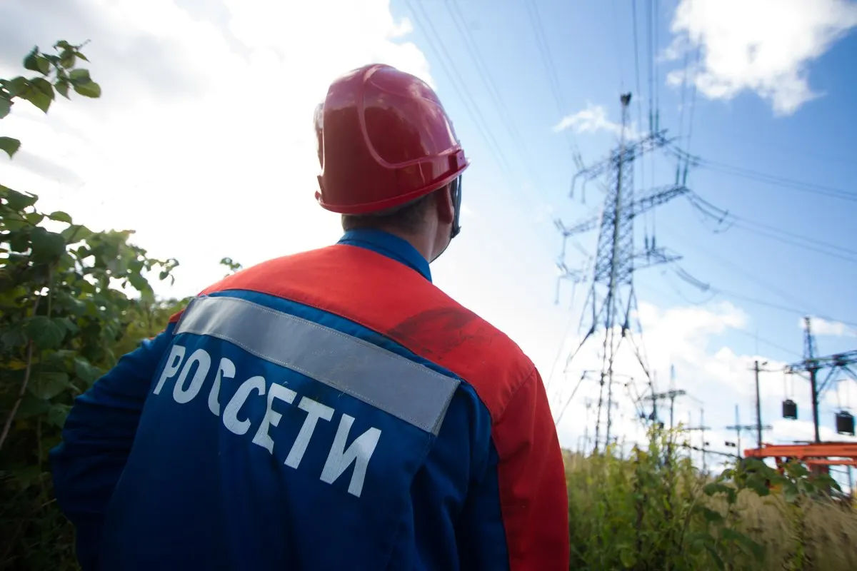 Суд по иску Роспотребнадзора постановил, что компания должна завершить подключение жилого дома к электросетям и выплатить жильцам компенсацию и штраф в сумме 7,5 тысячи рублей.