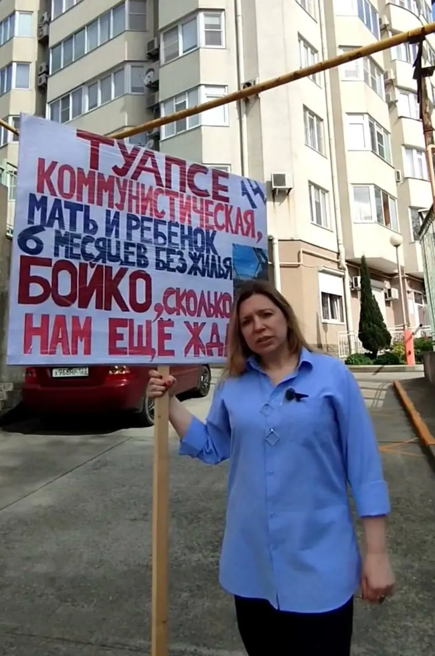 Жительница Туапсе полгода добивалась восстановления крыши и своей квартиры после попадания беспилотника. Мэр пообещал завершить ремонт до 23 июня и предоставить временное жильё.