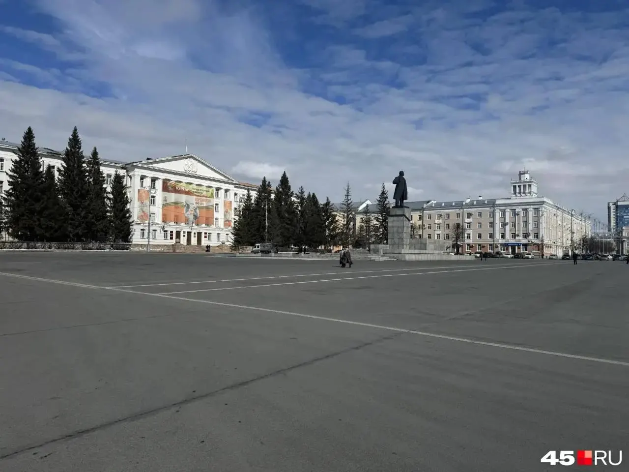 Проект благоустройства площади Ленина и городского сада должен был пройти общественное обсуждение до 1 июня, но планы так и не были опубликованы — власти на запросы не ответили.