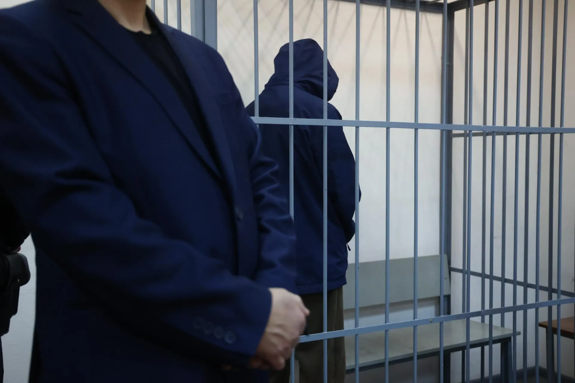 Несовершеннолетние избили мужчину и нанесли ему ножевые ранения туристическим ножом — конфликт, по предварительным данным, вспыхнул из‑за оскорбления матери одного из подростков.