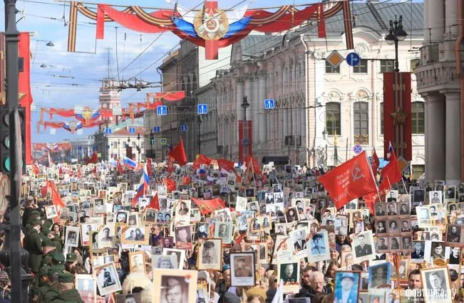 Силовики в Санкт-Петербурге запретили приносить на шествие 9 мая еду, воду, алкоголь и пауэрбанки. Центр города будут перекрывать, некоторые станции метро закроют на выход, возможны отключения мобильного интернета. В других регионах вводят похожие ограничения.