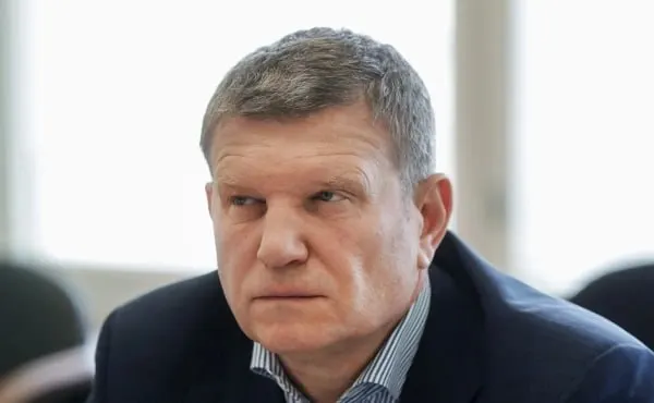 Бывший депутат и предприниматель Олег Савченко снял свою кандидатуру с выборов в Госдуму; от Костромской области пойдёт спикер регионального парламента Алексей Анохин. Савченко сосредоточится на проекте транспортного коридора «Север — Юг».
