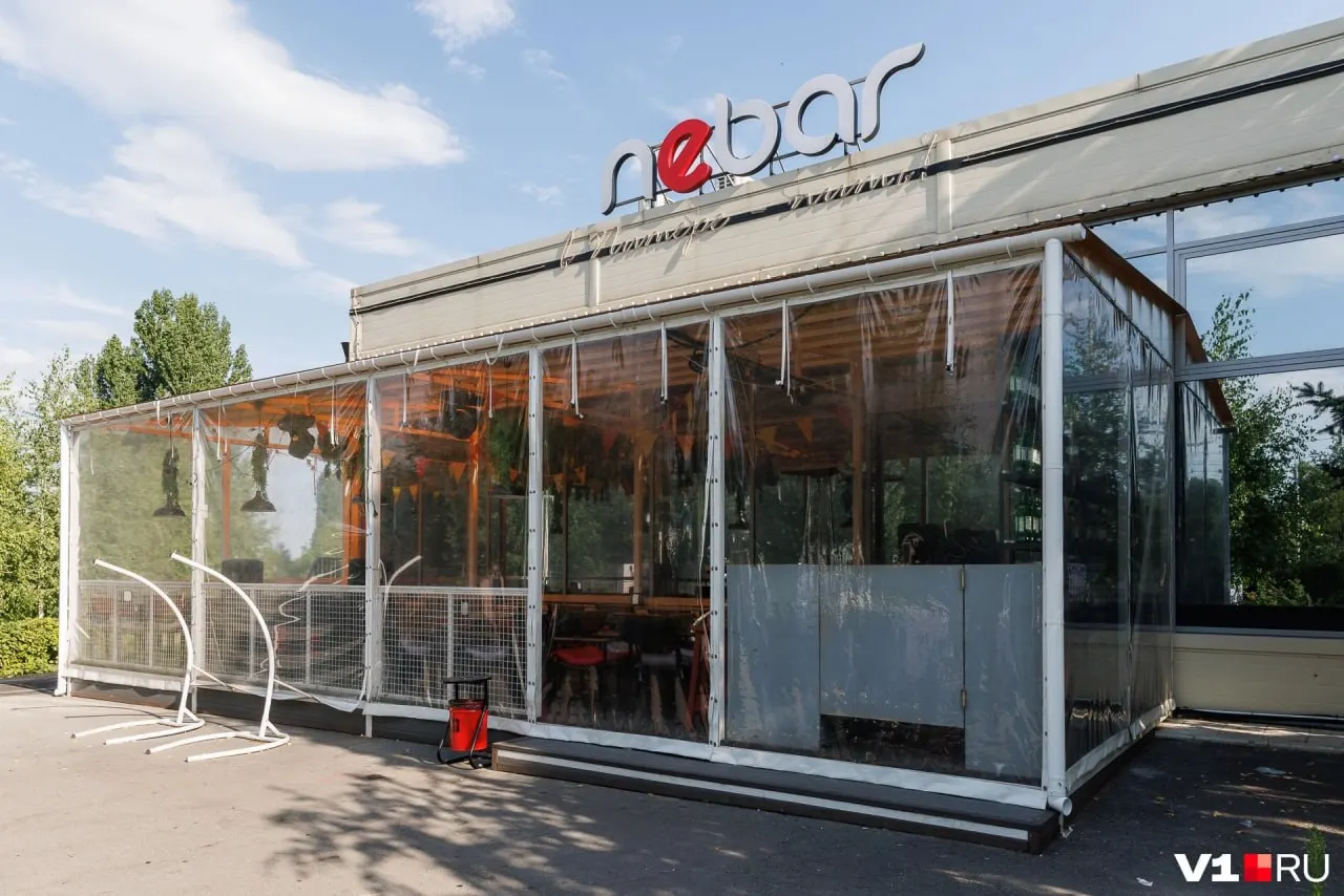 В Новороссийске на продажу выставили бар, ставший известен после нескольких провокационных танцев. Цена и причины сделки не раскрываются; руководство заведения утверждает, что работа не изменится.