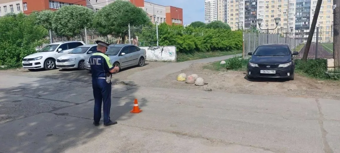 Мальчика забрали медики; по данным ГИБДД у него ушиб мягких тканей головы, после осмотра отпустили домой. На самокате ехал 16-летний подросток.