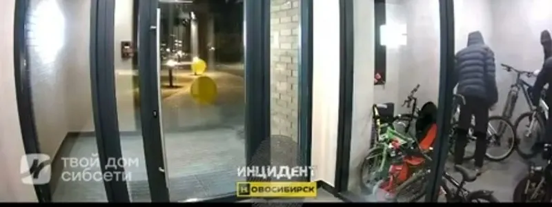 Жители новостройки на Красном проспекте сообщают о серии краж и указывают на халатность управляющей компании: двери подъездов остаются уязвимыми, а меры по безопасности не принимаются.