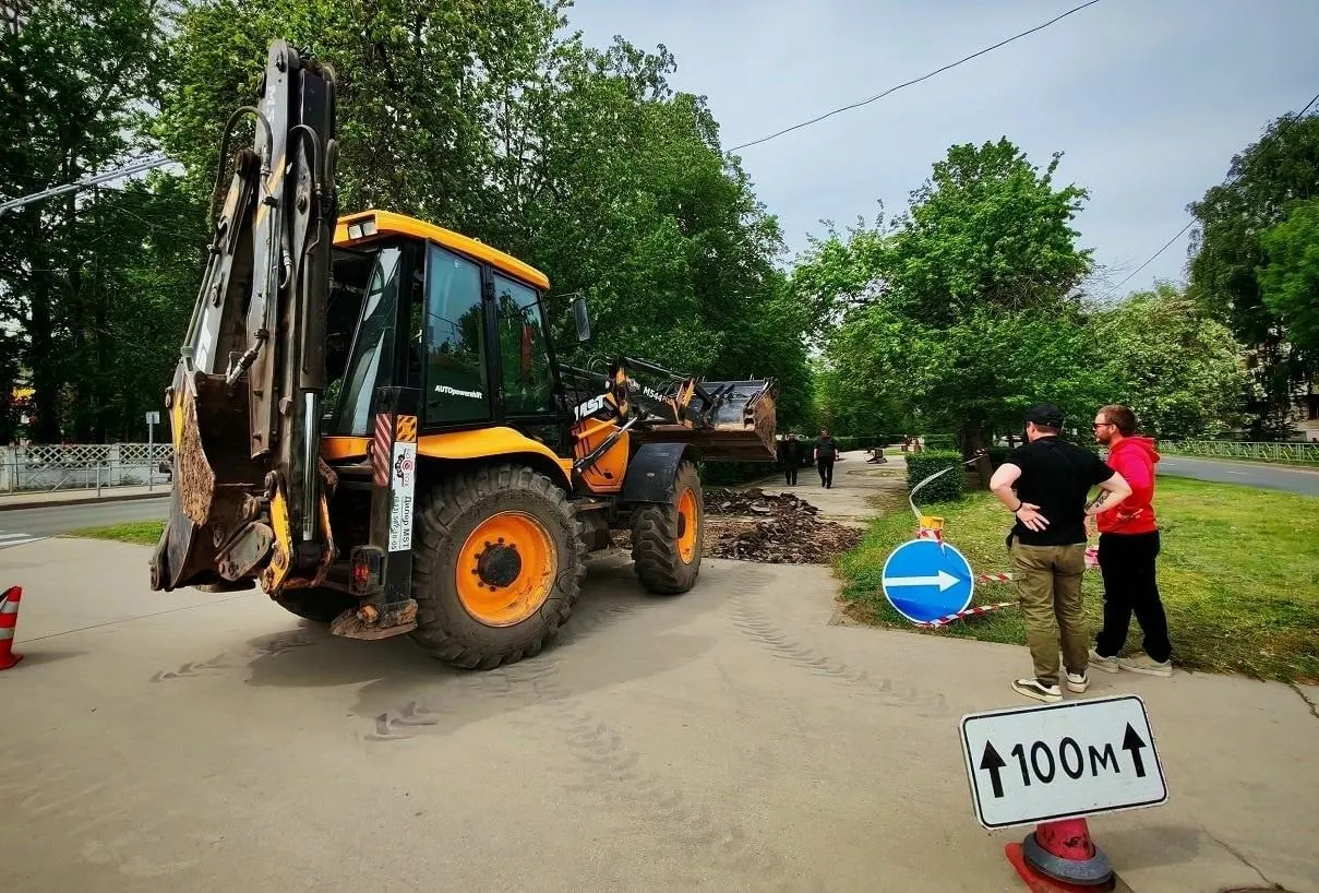 Во втором этапе работ на улице Жилина уложат мультиформатную брусчатку, установят новое освещение и озеленят территорию. На следующей неделе начнут благоустраивать «Певческое поле» — на проект выделили 30 млн рублей.