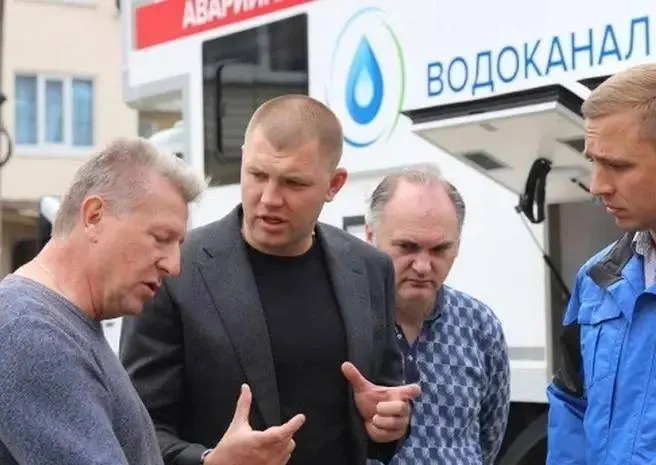 По предварительным данным, бывший первый вице‑мэр Сочи и экс‑руководитель краевого департамента строительства Денис Юрковский задержан и по ходатайству следствия помещён под арест.