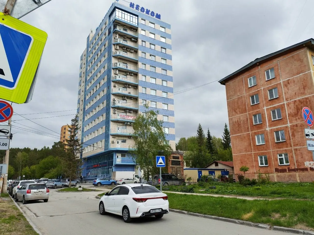 Жители дома в Академгородке жалуются на перебои и скачки напряжения — при проверке обнаружили посторонний кабель, ведущий к стройплощадке. Депутаты требуют установить, кто разрешил подключение.