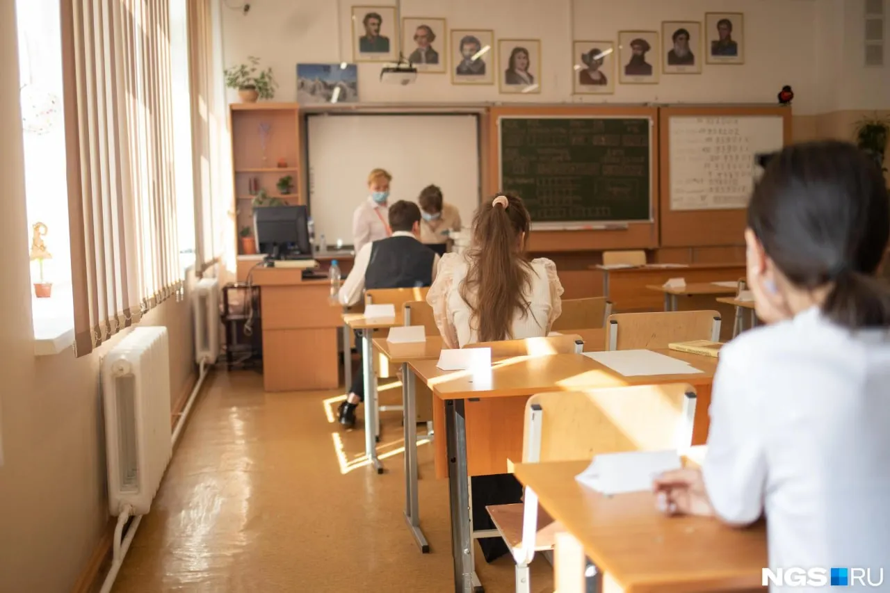 Злоумышленники предлагают выпускникам платную пересдачу или изменение баллов ЕГЭ через «своего человека» в региональной комиссии; также продают «готовые ответы», часто подменяя их или отправляя вредоносные ссылки.