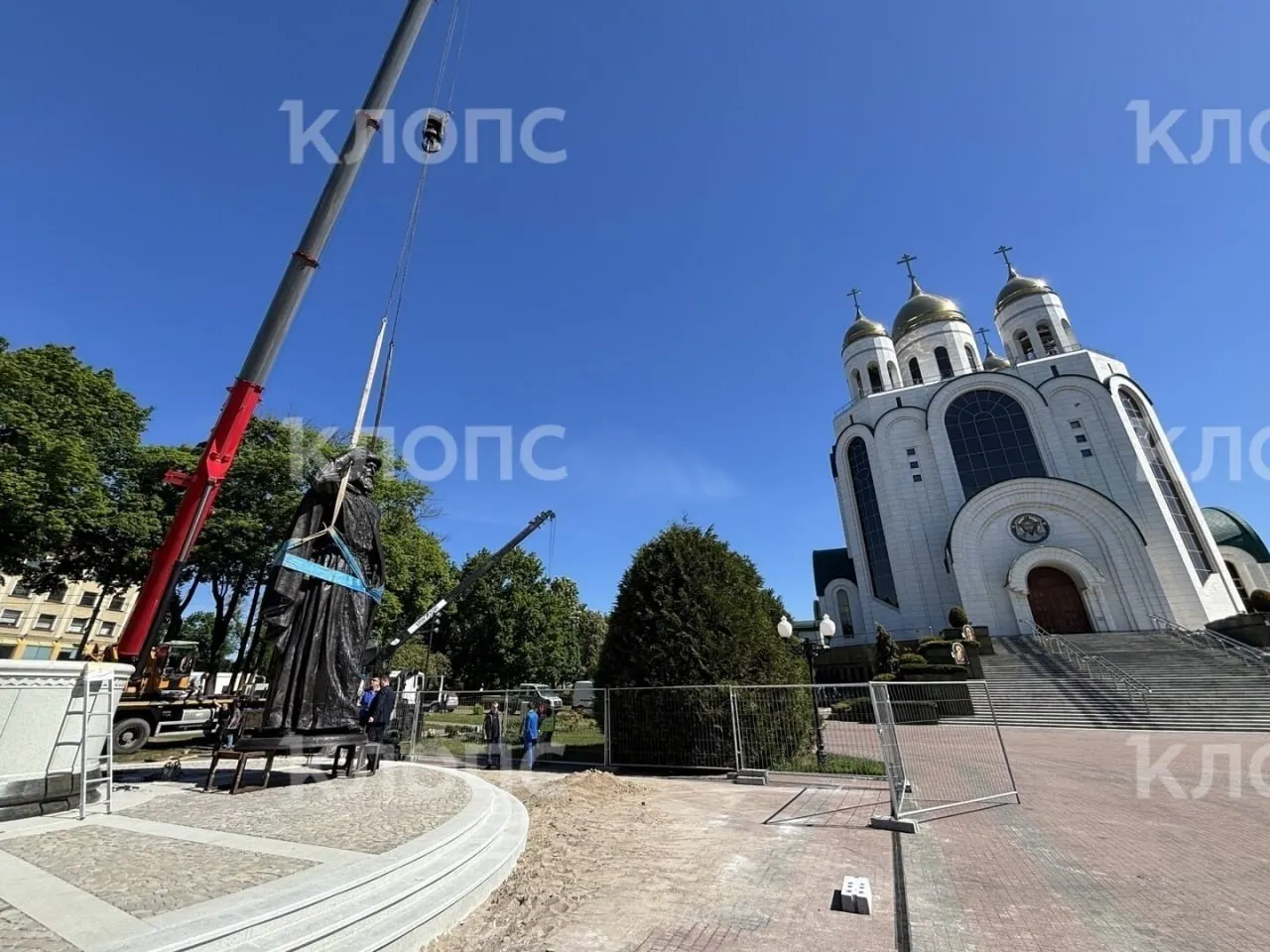 В Калининграде на площади Победы устанавливают бронзовую скульптуру князя Владимира на каменном постаменте у входа в храм; торжественное открытие запланировано на более поздний срок.