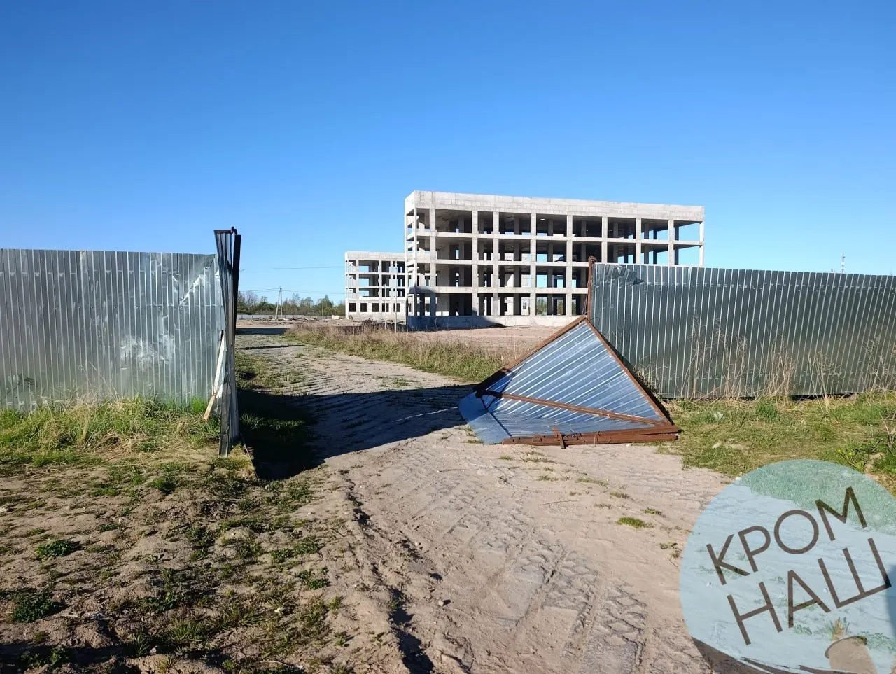 На площадке новой школы обнаружены промокшая документация, мебель и строительные материалы. Проект серьёзно задерживается, стоимость превысила 4 млрд рублей, министерство планирует расторгнуть концессию.