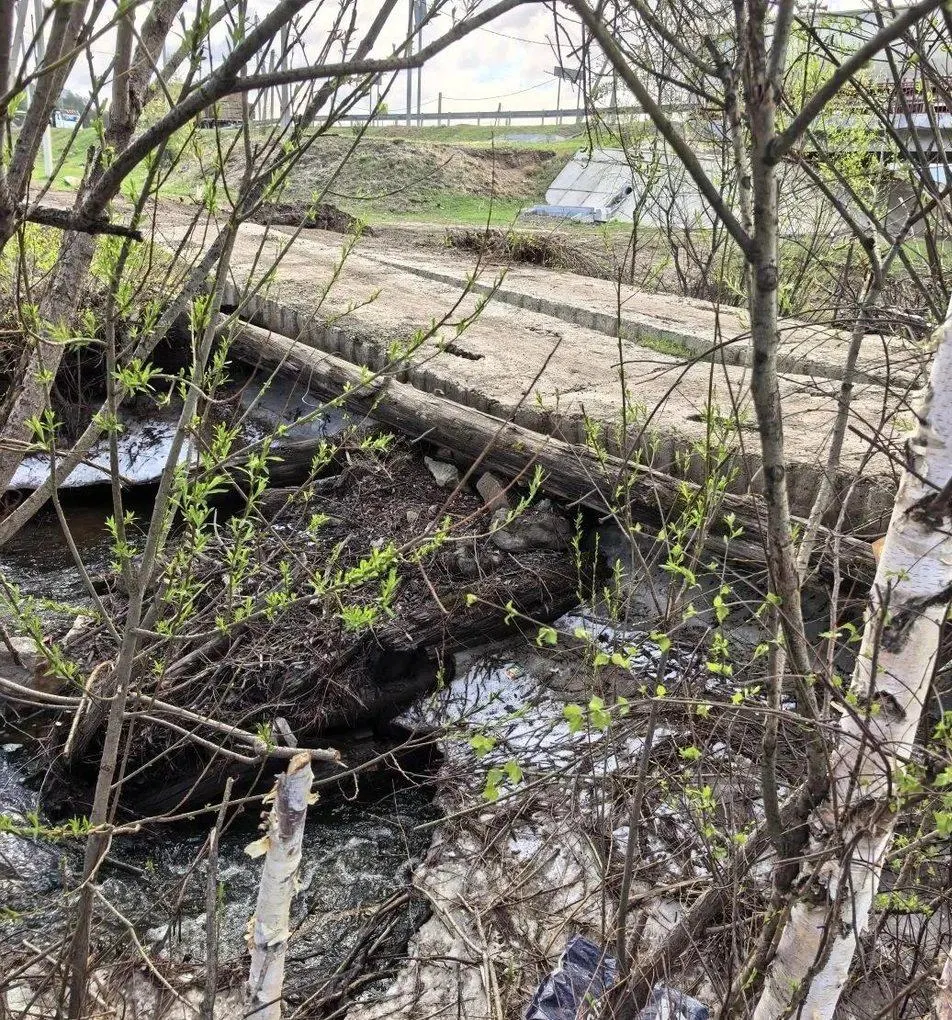 После схода льда и снега основание моста просело, одна плита треснула, люди засыпали дыру камнями. Власти обещают ремонт летом после обследования.