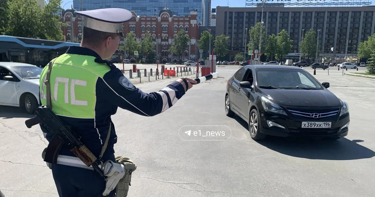 Проверка на ж/д вокзале показала, что у ряда таксистов аннулированы права, есть проблемы с гражданством и техническим состоянием автомобилей; часть водителей передана в миграционные органы, виновным грозят штрафы.