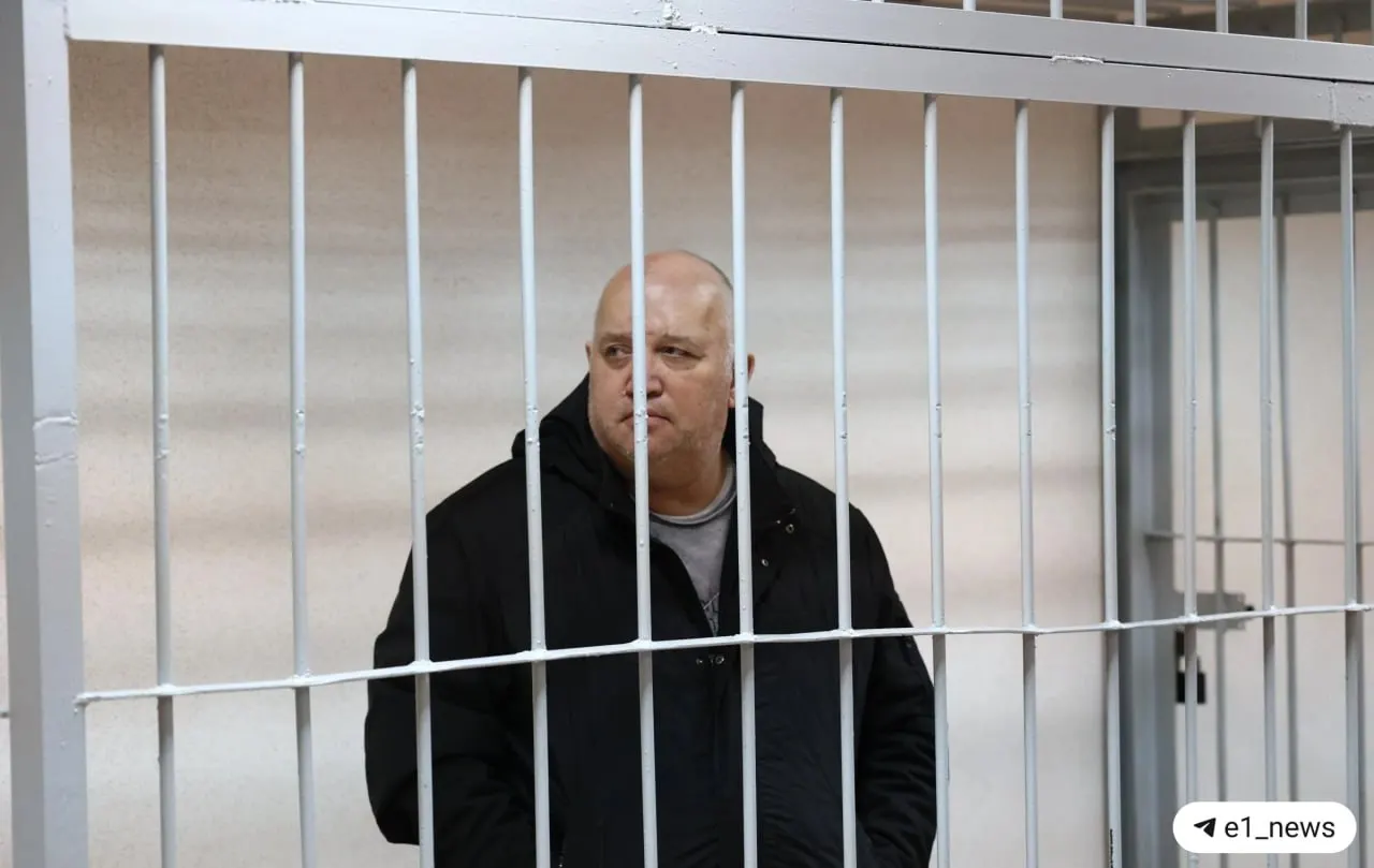Суд назначил по четыре года принудительных работ владельцу автобуса, водителю и механику; семьям погибших и пострадавшим подросткам присудили компенсации в размере 2 млн и 1,5 млн рублей соответственно.