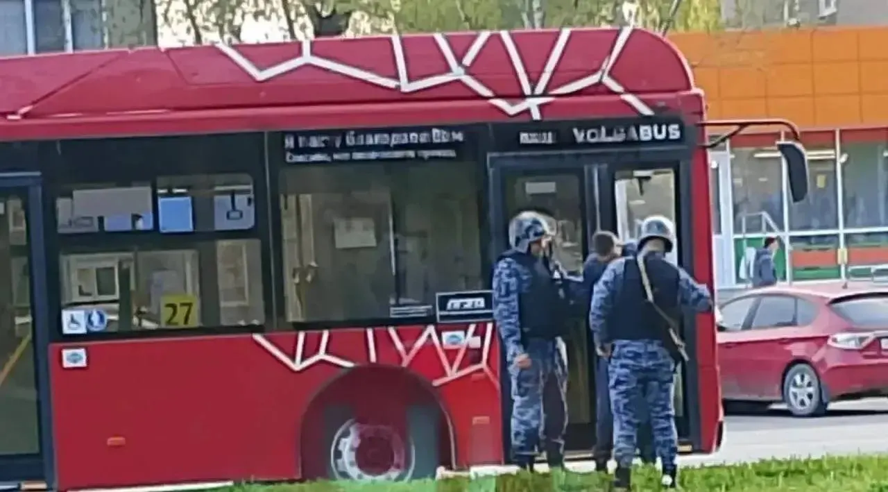Появившиеся в соцсетях сообщения о задержании водителя из‑за алкоголя не подтвердились. В МУП «Пермгорэлектротранс» заявили, что водитель прошёл медосмотр и был трезв; Росгвардию вызвали из‑за агрессивного пассажира.
