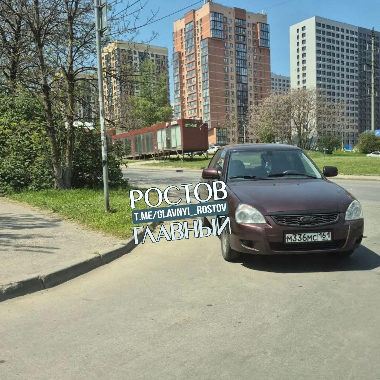 Автомобиль, припаркованный на пересечении дорог возле дома №70 по Орбитальной, ограничивает видимость и вынуждает заезжающих выезжать на встречную полосу. Владелец просится убрать авто, при повторении проблему передадут в ГИБДД.