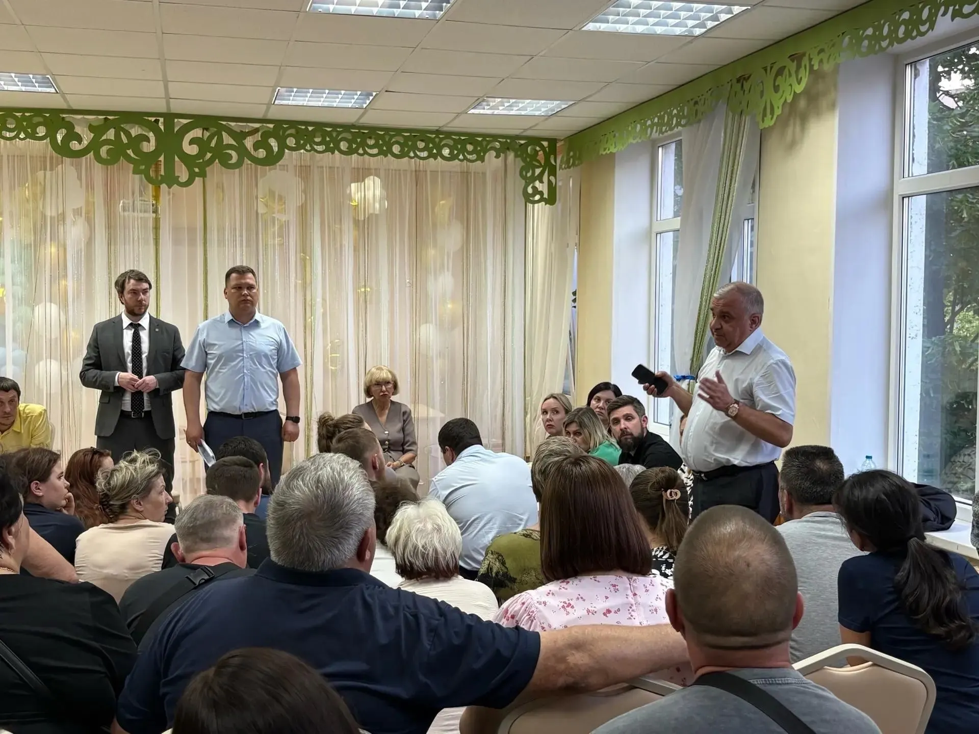 Мэрия прорабатывает вариант предоставления пострадавшим жильцам новых квартир аналогичной площади — обсуждаются сроки и порядок переселения.