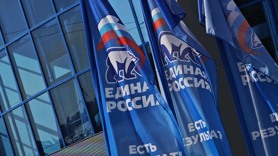В нескольких регионах сотрудников государственных учреждений и студентов массово побуждают регистрироваться и участвовать в предварительном внутрипартийном голосовании: собирают персональные данные, ставят планы по числу участников и угрожают увольнениями.