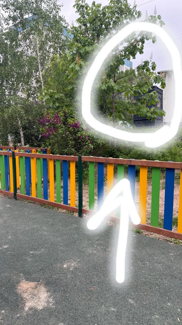 В доме на улице Тухачевского установили переносной «санитарный туалет» для ремонтников лифта прямо у детской площадки. Жители жалуются на сильный запах и неприемлемое поведение рабочих.