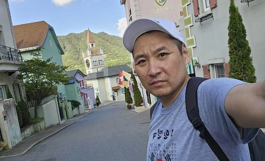 Суд заочно приговорил режиссёра Баира Цыренова к пяти годам и трём месяцам по делу о распространении ложной информации о войне. Сам он называет дело политически мотивированным и продолжает работать за границей.