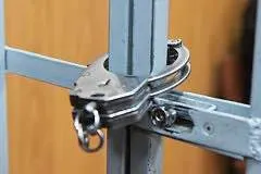 Суд признал двоих мужчин виновными в поджоге военкомата в Горячем Ключе. Один получил 12 лет строгого режима, второй — 13; дело переквалифицировали на теракт, апелляция приговор оставила в силе.