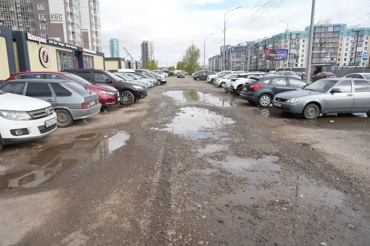 Мэрия представила комплекс мер по снижению заторов на улице Петра Подзолкова: от асфальтирования и установки светофора до обновления разметки и установки остановочных павильонов. Также проверят второй въезд и оценят возможное локальное расширение проезжей части.