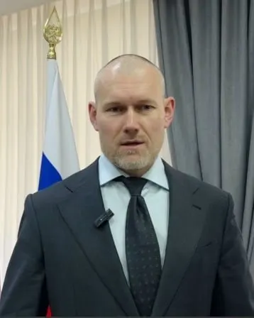 Андрей Накрошаев заявил, что поливальная техника смывает влажную грязь и не даёт ей превратиться в пыль, поэтому машины продолжают ездить и во время дождя.