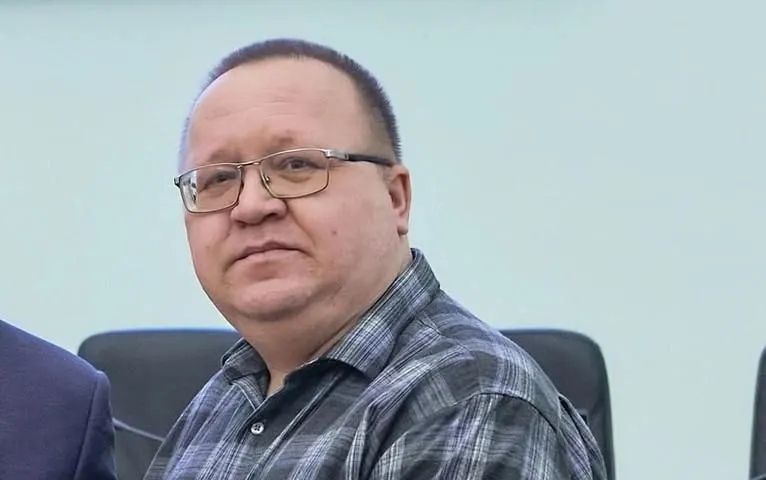 В Советском суде признали, что зампроректора и ещё двое руководителей завысили баллы и приняли 19 студентов из Туркменистана. Следствие рассматривает версии о взятках и о мотивации комиссии получить большие премии.