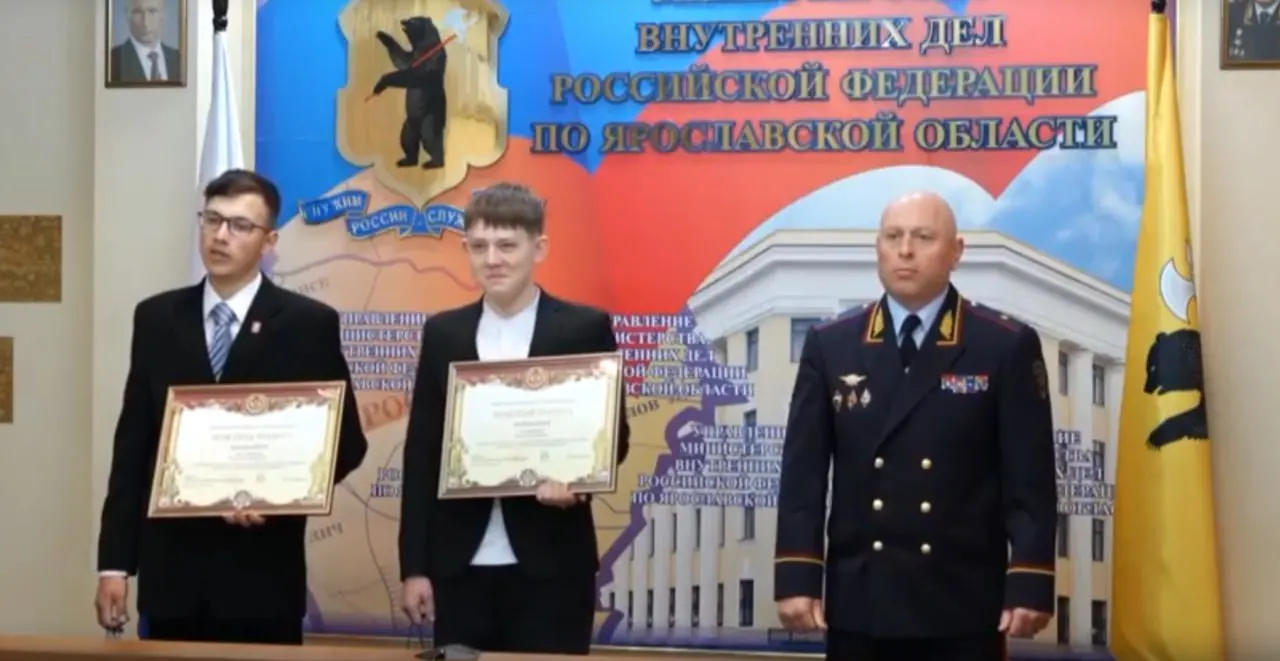 Два подростка заметили поджог у отдела полиции, пресекли действия злоумышленницы и получили почётные грамоты от ведомства.