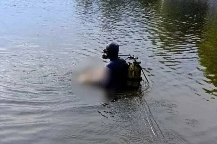В селе Новоалександровка трое братьев пошли купаться на реку Алей без разрешения взрослых; один из них утонул. Следственные органы возбудили уголовное дело, прокуратура проводит проверку.