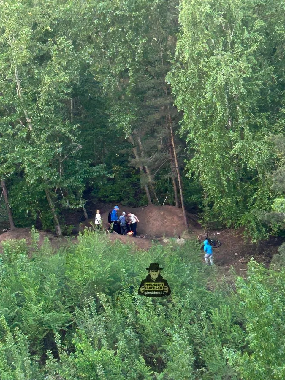 Жители районов около улиц Сиреневая и Ускова обеспокоены: несколько дней подряд подростки разводят костры и поджигают пустые баллоны в лесополосе, что может привести к пожару или травмам.